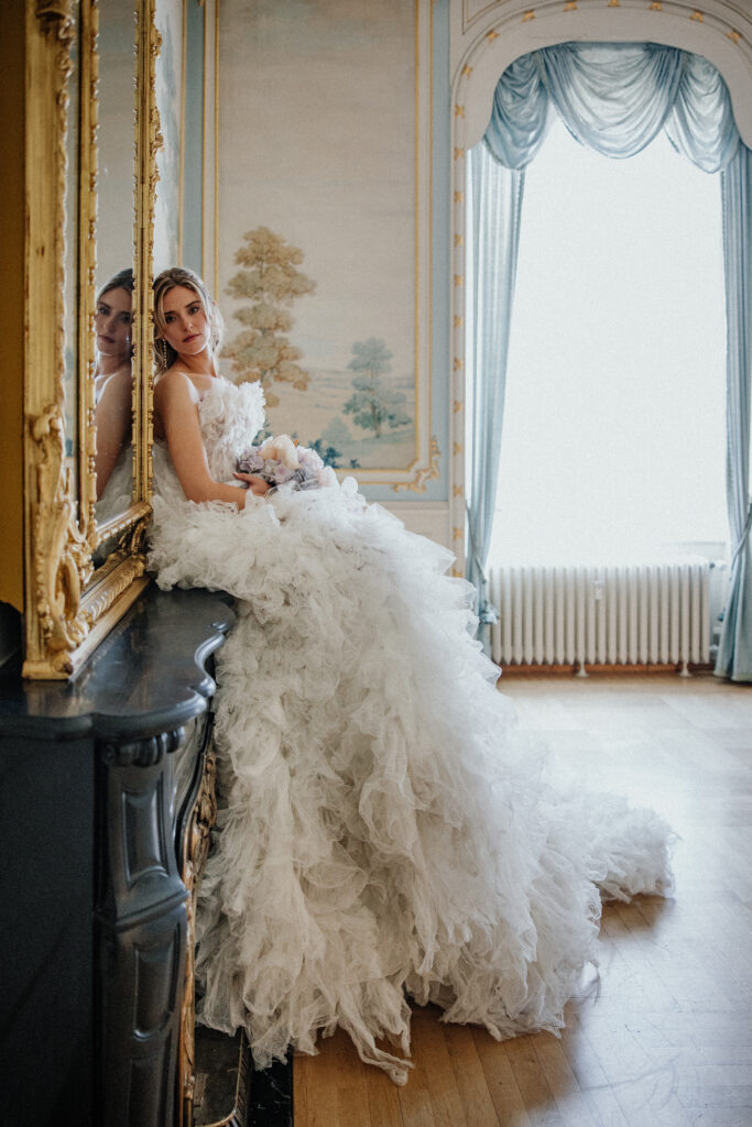 Braut lehnt an Spiegel in der historischen Hochzeitslocation . romantic moments - first look - perfect wedding moment - der perfekte Start in den Tag eurer Hochzeit - Traumhochzeit im Schloss - Alleesaal Bad Schwalbach - klassizistisches Design für eure Hochzeit - moderne Sissi Hochzeit - Cinderella Hochzeit - modern fairytale wedding - Traumkleid Hochzeit - Tülltraum von Millia London - romantischer Hochzeitsstrauß - pure Romantik an eurem Hochzeitstag - Hochzeitsplanung ganz entspannt und mit großer Vorfreude - Location mit Schloss-Charakter im Rhein Main Gebiet - Hochzeitsplanung und Wedding Design MichelleMarie Weddings - Pia Schmeling - Frankfurt-Wiesbaden-Mainz-Taunus-Hanau-Darmstadt-Hessen-deutschlandweit - kleine feine stilvolle Hochzeiten - kleine Luxushochzeiten - Microweddings - Tiny Wedding in Germany - lasst eure Traumhochzeit wahr werden - entspannt heiraten mit professioneller Unterstützung geht es leichter - Hochzeitsfloristik Blumen Koser - Hochzeitsstyling Wioletta Patsaka - Hochzeitsplanung und Wedding Design aus einer Hand - Wedding Design das alle Augen strahlen lässt - maßgeschneiderte Hochzeiten - Hochzeiten die neue Maßstäbe setzen - Hochzeitsfotografie Rina Radtke Photography - pastellfarbene Hochzeit