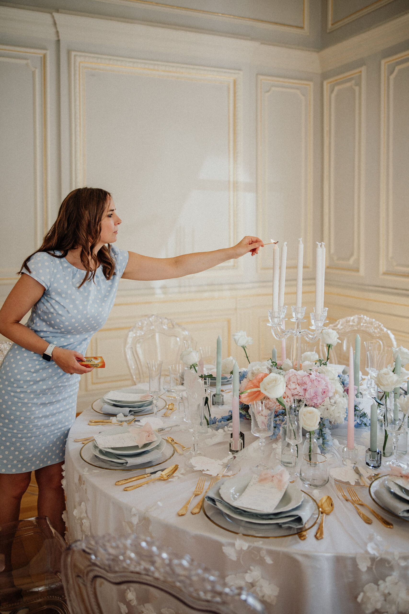Hochzeitsplanerin zündet Kerzen an in Location Kaminzimmer Alleesaal Bad Schwalbach - Hochzeitslocation mit Schloss-Charakter Rhein-Main - Wedding Design und Hochzeitsplanung aus einer Hand - stilvolle Kleinhochzeiten - Luxus im Detail - Luxushochzeit Frankfurt-Wiesbaden-Mainz-Taunus-Hessen-deutschlandweit - MichelleMarie Weddings - Hochzeitsplanung und Design - Pia Schmeling - romantisch eingedeckte Hochzeitstische - opulente Blumendekoration auf eurer Hochzeit - stilvolle Hochzeit feiern ohne Stress - Gast auf eurer eigenen Hochzeit sein - Gesamtplanung - Teilplanung- Locationscout - Wedding Design - Dekoration - maßgeschneiderte Hochzeiten - Wedding Design das alle Augen zum strahlen bringt - romantische stilvolle Hochzeiten - modern fairytale wedding - moderne Märchenhochzeit - märchenhaft heiraten in Deutschland - Hochzeitsdekoration mit Stil und Qualität - Tischdecken mit Blütenstickerei - Blumen Koser Hochzeitsfloristik - Feine Hochzeitspapeterie - handgearbeitete Hochzeitseinladungen -handgearbeitete Menükarten - handgearbeitete Platzkarten - Liebe zum Detail in der Hochzeitsplanung - entspannt zur Traumhochzeit - Hochzeiten die neue Maßstäbe setzen - Highlights auf eurer Hochzeit die begeistern - Hochzeitsentertainment das Spaß macht - transparente Stühle für die Hochzeit - pastellfarbene Hochzeit - Pastelltraum-Hochzeit - Schleifen und softe Farben - Hochzeitsfotografie Rina Radtke Photography