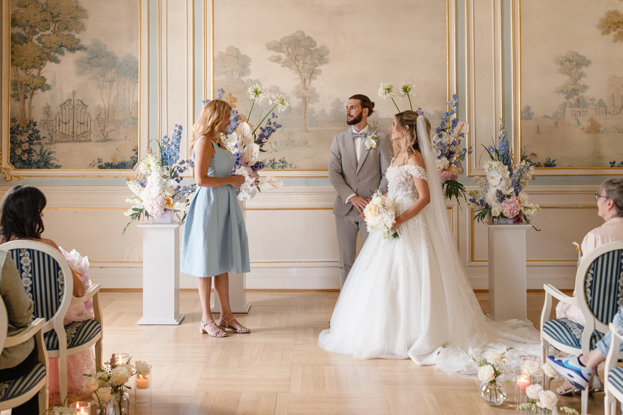 Hochzeitspaar mit freier Rednerin - freie Trauung im Blauen Salon Alleesaal Bad Schwalbach - Hochzeitsplanung MichelleMarie Weddings - Pia Schmeling - Frankfurt-Rhein-Main-Hessen und deutschlandweit