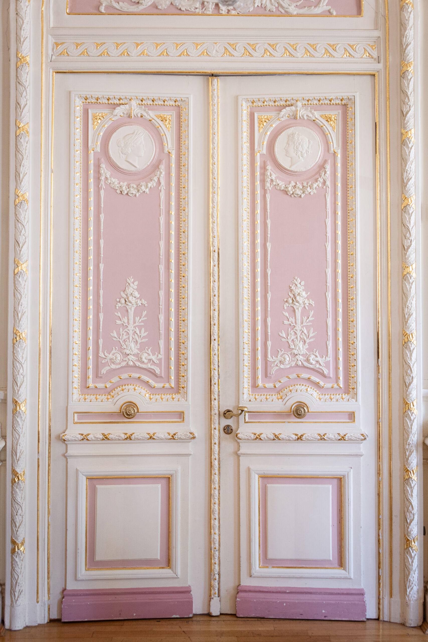 Türen im Rokokosaal des Alleesall Bad Schwalbach - Hochzeitslocation im klassizistischen Stil - romantische Hochzeiten - exklusive Hochzeitsplanung für kleine und große Hochzeiten - MichelleMarie Weddings - Pia Schmeling - Frankfurt-Rhein-Main-Hessen-deutschlandweit