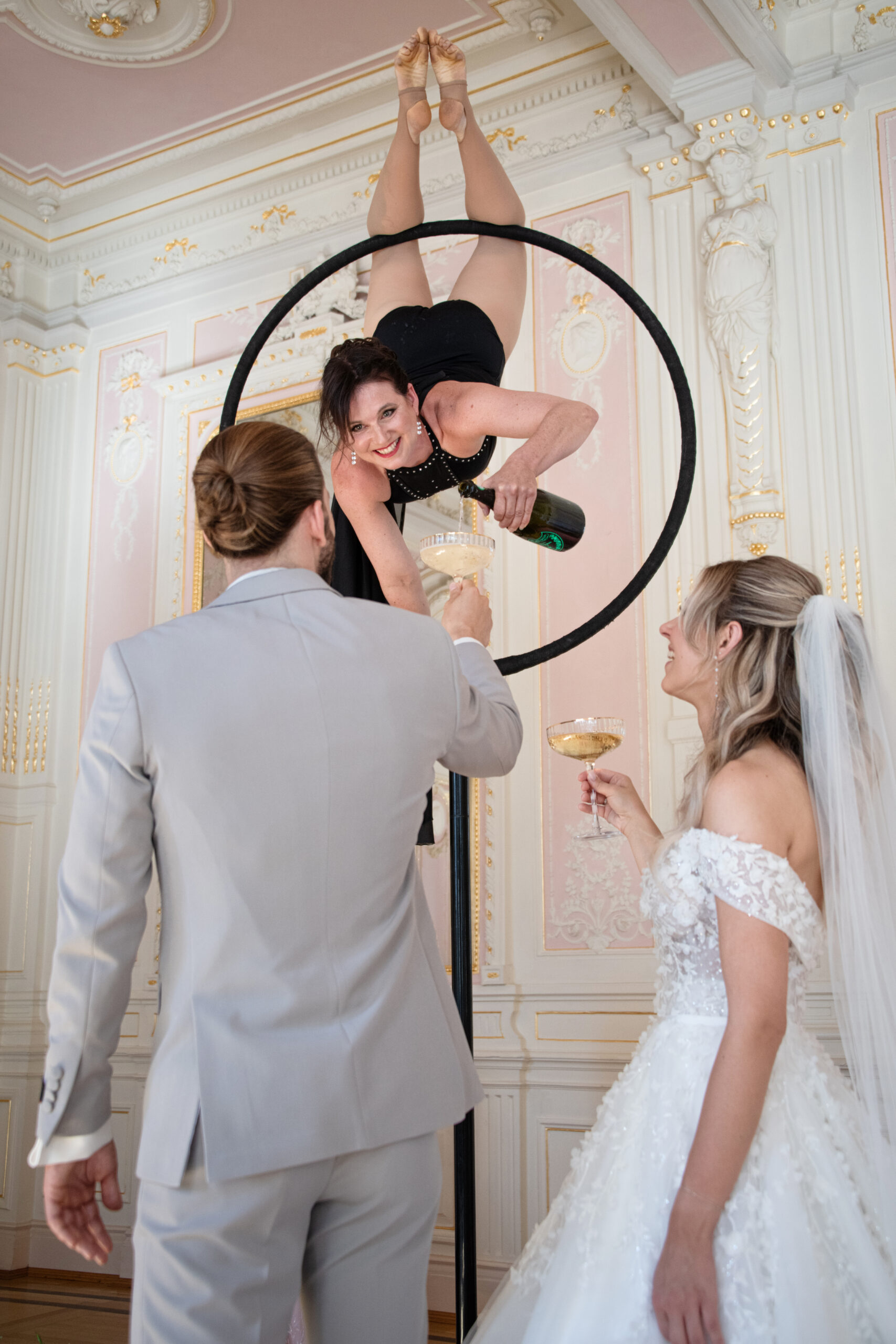 Acrobat pouring champagne into glass of groom and bride - special moment wedding - creative ideas for wedding entertainment - MichelleMarie Weddings - Wedding Planning - Pia Schmeling - Frankfurt-Rhein-Main-Hesse-Germany